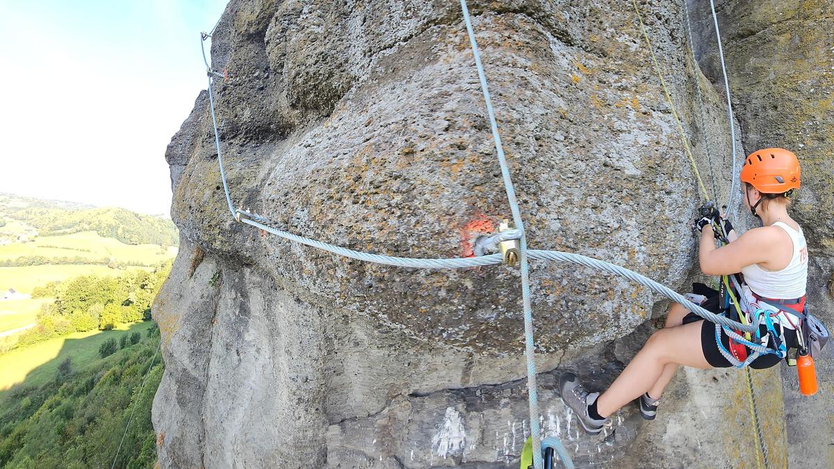 Ehrenamtliche Kletterenthusiasten führen derzeit Bauarbeiten am Riegersburger Burgfelsen durch, um den Charlotte Klettersteig zu errichten