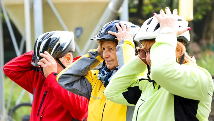 Der Helm ist ein Muss beim E-Bike fahren, meint Kursleiter Matthias Sommeregger