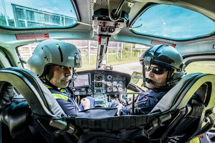 Flugoperator Wolfgang Guggenberger und Pilot Klaus Samonig (rechts) von der Flugeinsatzstelle Klagenfurt fliegen Hydrologen, Geologen, Behördenvertreter und viele andere zu den Einsatzorten.