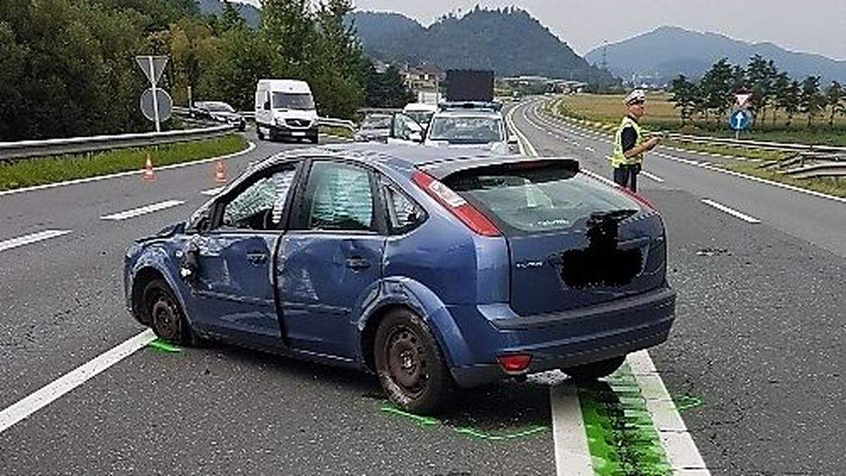 Der Unfallwagen blieb in der Fahrbahnmitte stehen