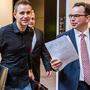 Der Aktivist Max Schrems mit seinem Anwalt nach dem ersten Urteil gegen Facebook