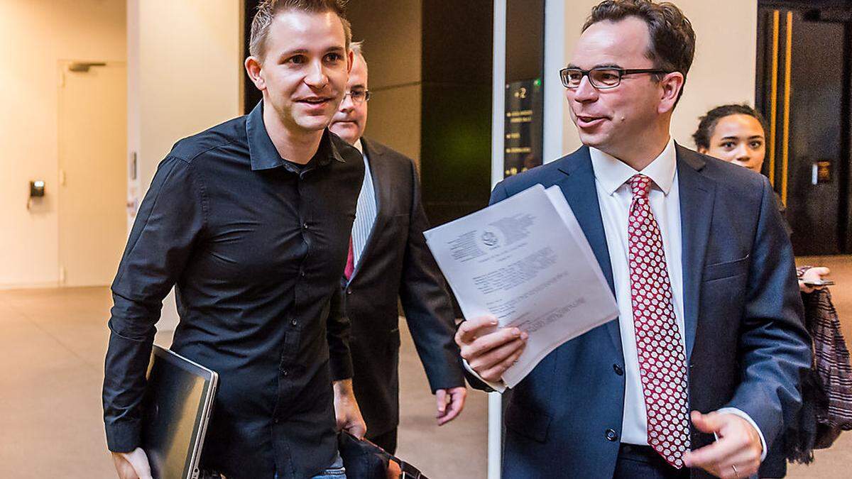 Der Aktivist Max Schrems mit seinem Anwalt nach dem ersten Urteil gegen Facebook