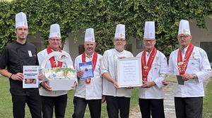 Die Mitglieder des Klubs der Köche Kärnten überreichten Franz Resch (Dritter v. r.) die Auszeichnung 