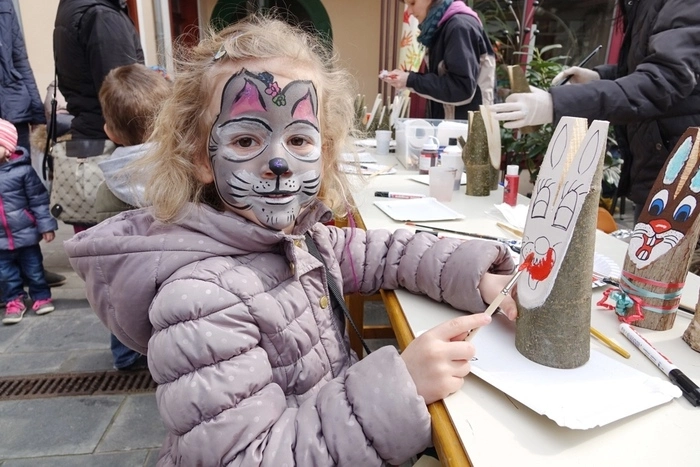 Mit großer Begeisterung wurden Osterhasen bemalt.