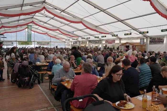 Musik durfte beim Maxlaunmarkt ebenfalls nicht fehlen. Die Festzelte boten den Rahmen für das gesellige Markttreiben.