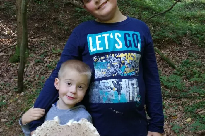 Tobias und Philipp Pauritsch aus Fladnitz im Raabtal mit einem Riesenparasol