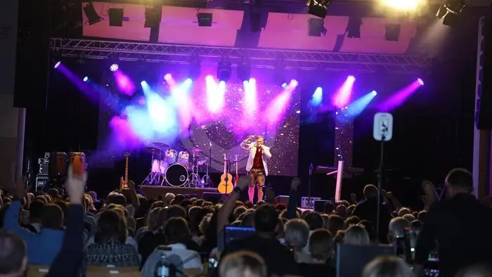 Die Ottersbachhalle von St. Peter am Ottersbach begann bei den Schlagermania-Auftritten der sieben Musikgruppen zu beben