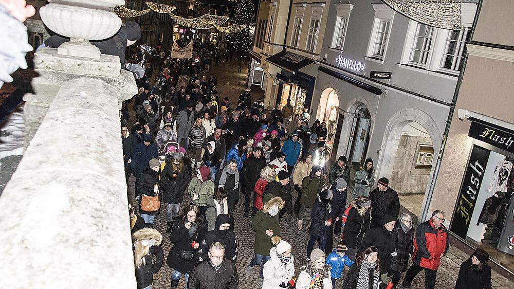 Fast 400 Menschen zogen am Sonntag friedlich aber ohne Maske durch die Villacher Innenstadt