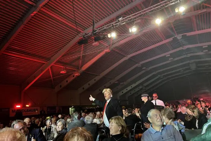 ... auch die Weltpolitik kam nicht zu kurz: Die Schlüsselübergabe zwischen Joe Biden und Donald Trump, gespielt von Günther Gaber,  sorgte für Lacher beim Publikum