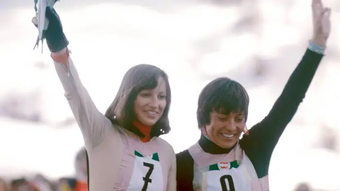 Rosi Mittermaier (9) mit Silbermedaillengewinnerin Brigitte Totschnig 1976 nach Abfahrtsgold