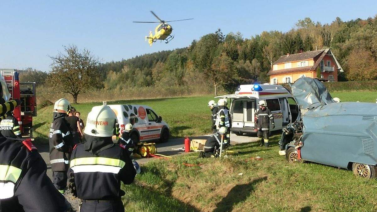Der verletzte Kleinbus-Lenker wurde nach Graz geflogen