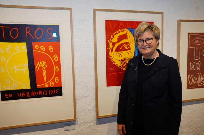 Ohne Erika Schuster wäre Gmünd nicht, was es ist! Seit 25 Jahren steht sie voller Elan und Ideenreichtum hinter der Idee Künstlerstadt. Wer sie kennt, weiß, ihr ist niemals auch nur die kleinste Kleinigkeit egal. Unverhandelbarer Qualitätsanspruch gepaart mit unermüdlichem Einsatz zeichnen unsere Chefin aus. Und dabei kommt die Menschlichkeit und ein offenes Ohr nie zu kurz.