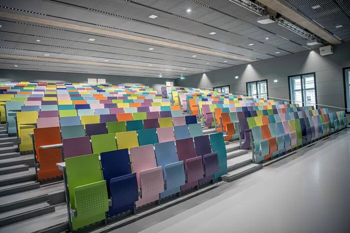 Der Almuni-Hörsaal mit 430 Sitzplätzen