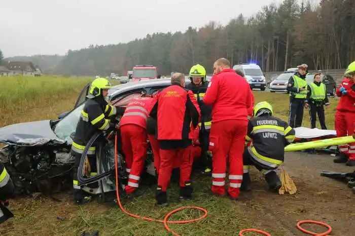 Ein nachfolgender Pkw wurde von Fahrzeugteilen getroffen und beschädigt. Die alarmierten Feuerwehren Lafnitz und Grafendorf bei Hartberg standen mit 25 Leuten im Einsatz - sie konnten die beteiligten Personen schließlich aus dem Auto befreien.