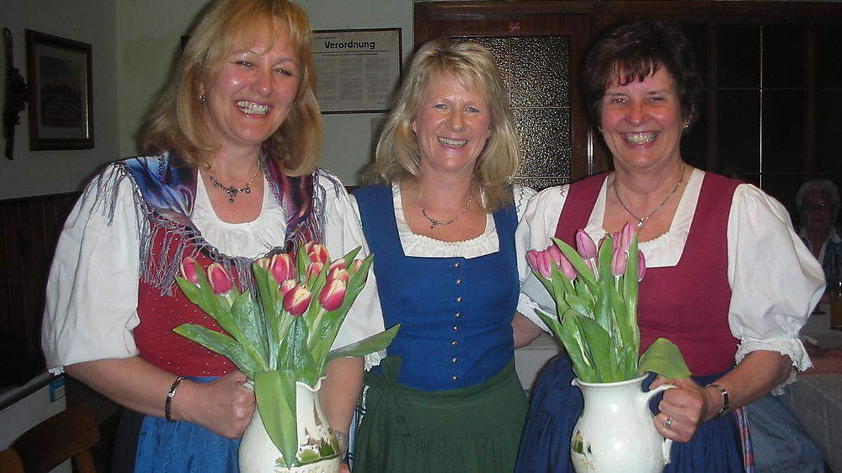 Karnath (Mitte) mit Maria Maltschnig (links) und Hannelore Haberl 