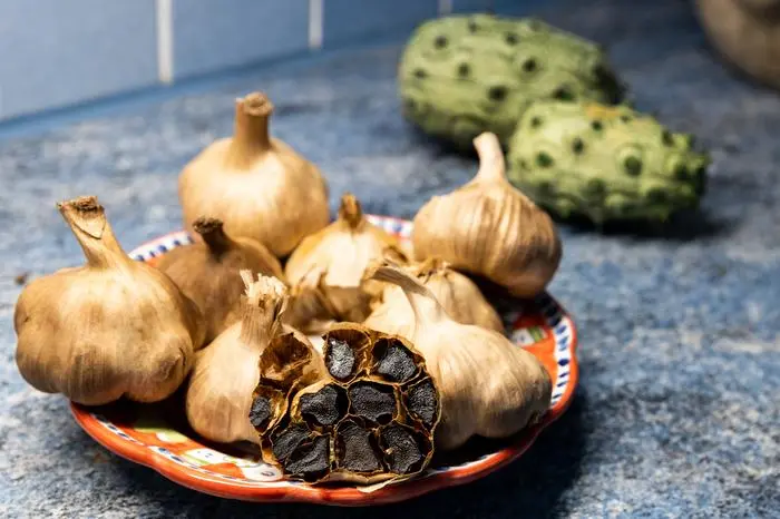 Schwarzer Knoblauch ist fermentierter weisser Knoblauch. Er wirkt stärker als der normale Knoblauch, da er einen deutlich höheren Antioxidantiengehalt aufweist.