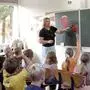 Eine Lehrerin im Unterricht  