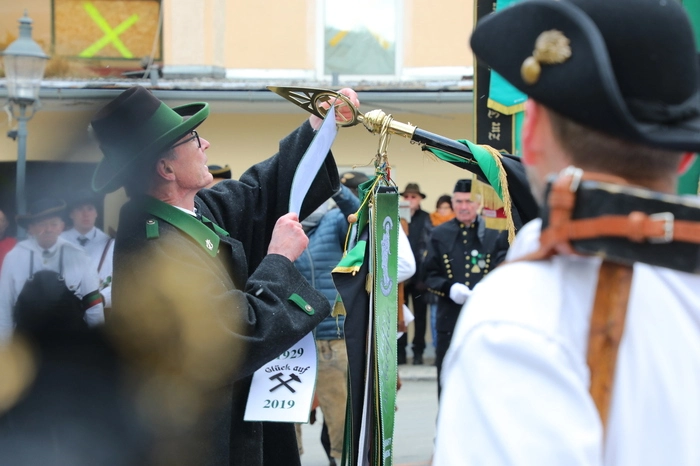 Am Hauptplatz fand die Übergabe der Jubiläums-Fahnenbänder statt.