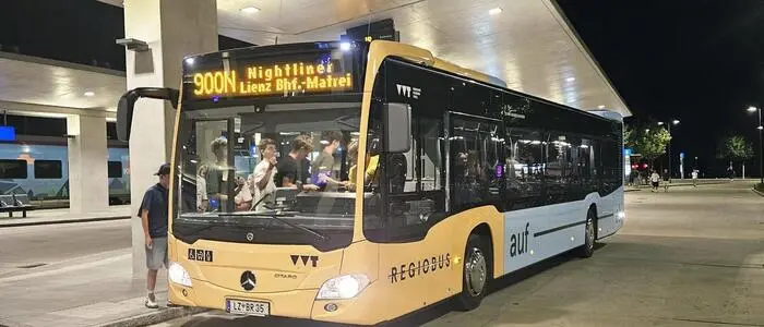 Ein Bus bei Nacht