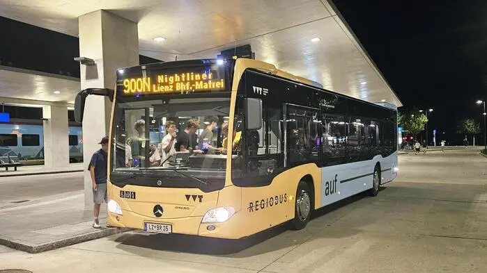 Ein Bus bei Nacht