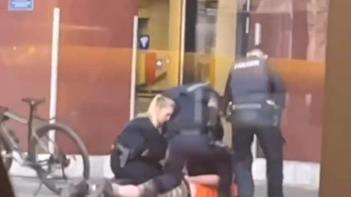 Großaufgebot der Polizei am Klagenfurter Hauptbahnhof. Ein 18-Jähriger wurde vorläufig festgenommen