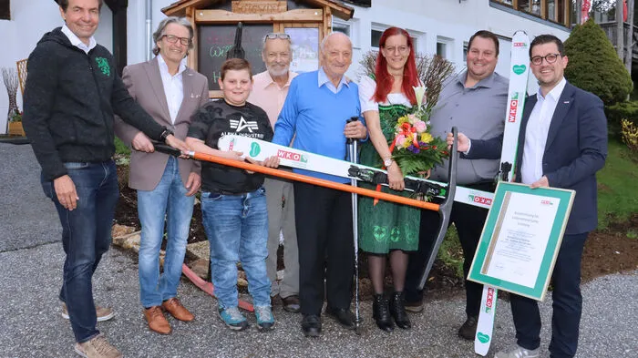 Die WKO gratulierte Familie Gruber zum Jubiläum. Im Bild: WKO-Fachgruppengeschäftsführer der Seilbahnen Oliver Käfer, Regionalstellenobmann-Stv. Franz Jechart, Andreas Gruber jun., Karl Gruber, Franz Gruber, Jasmine und Andreas Gruber, Regionalstellenleiter Lukas Kalcher