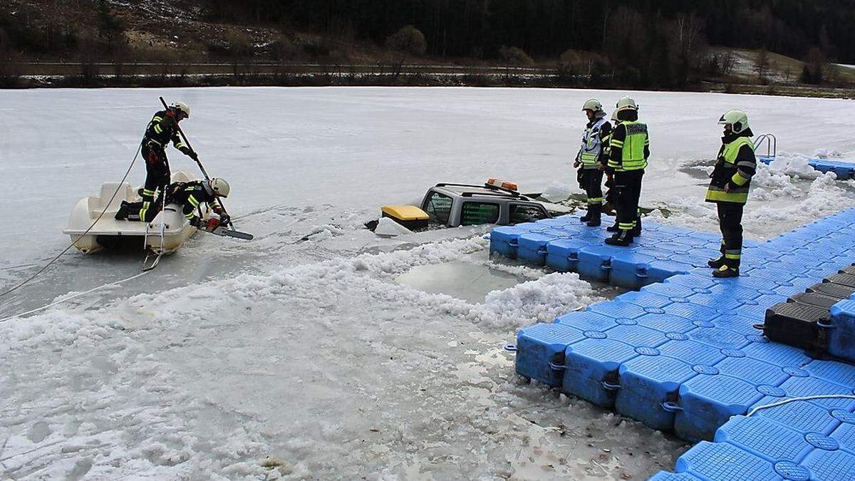 Das Schneeräumfahrzeug brach am Trabochersee in unmittelbarer Ufernähe ein