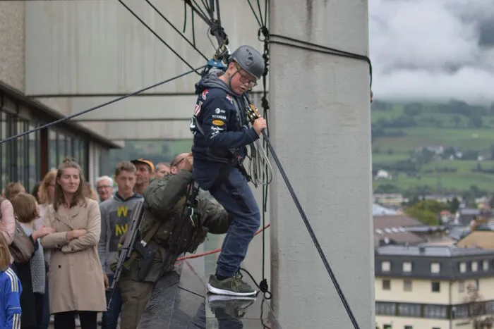 Ein großes Highlight für viele war die Personenrutsche vom Dach des Gebäudes