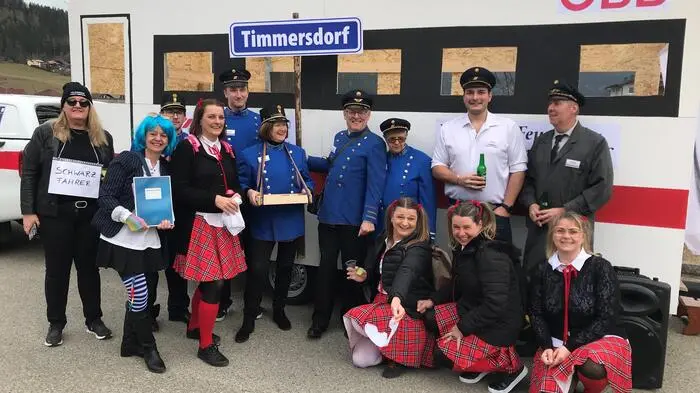 Großen Bahnhof gab es am Wochenende am Bahnhof in Traboch, weil der erste ICE dort gehalten hat und so auch der Bahnhof wieder aktiviert wurde. Die Freiwillige Feuerwehr Traboch hatte die Ehre, den festlichen Akt zu organisieren, um Verkehrslandesrat Anton Lang einen würdigen Empfang zu bereiten. Er und Bürgermeister Joachim Lackner hatten sich im Vorfeld eingesetzt, in Traboch eine Schnellzug-Haltestelle einzurichten – übrigens die Erste im Liesingtal.