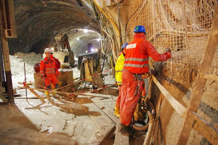 An die 70 Leute arbeiten an der Reparatur, davon 25 ständig am Wassereintritt.