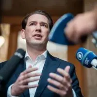 Die Aufmerksamkeit ist ihm sicher, wenn sie der Ex-Kanzler sucht: Sebastian Kurz, von Mikrofonen umringt