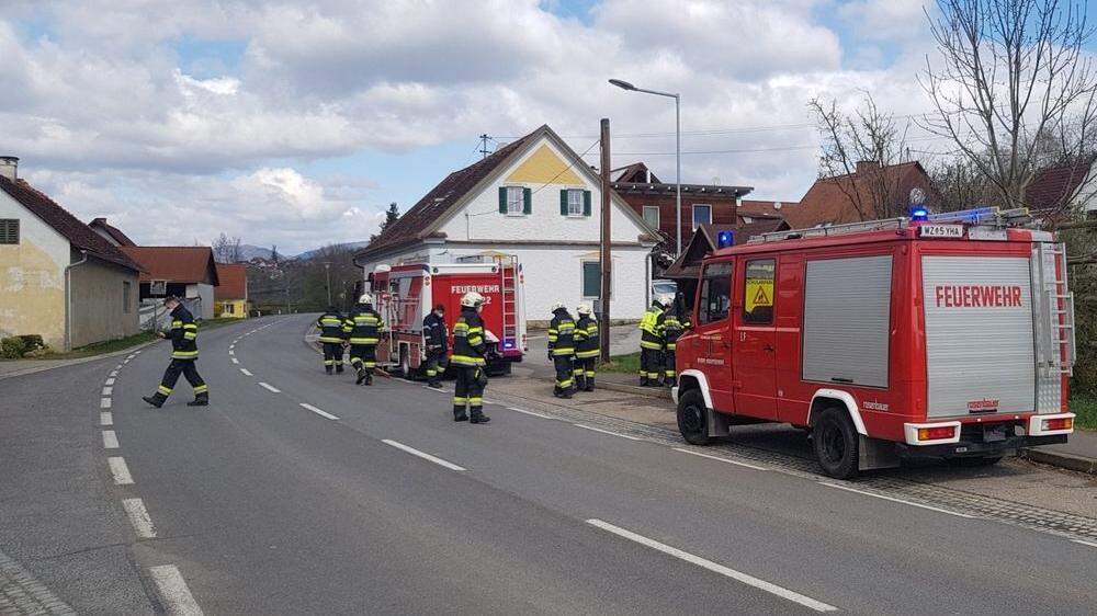 Die Feuerwehr Neudorf-Großpesendorf löschte einen brennenden Mistkübel bei einer Bushaltestelle
