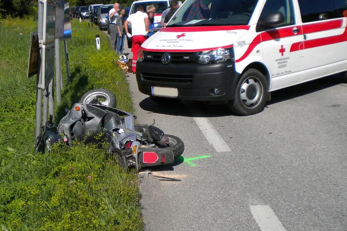 Zwei Zwillingsschwestern kollidierten bei einem Bremsmanöver mit ihren Mopeds. Die beiden 15-Jährigen wurden dabei verletzt.