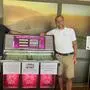 Markus Krisper vom Recordshop Austria mit Direktor Thomas Weiß vom Bezirkspflegeheim Gleisdorf und der originale Wurlitzer-Jukebox