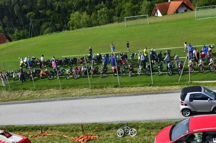 Mutige Besucher konnten aus luftiger Höhe die gepflegten und gehegten Glanzstücke, vom einfachsten Traktor bis zum Straßenkreutzer und Motorräder betrachten