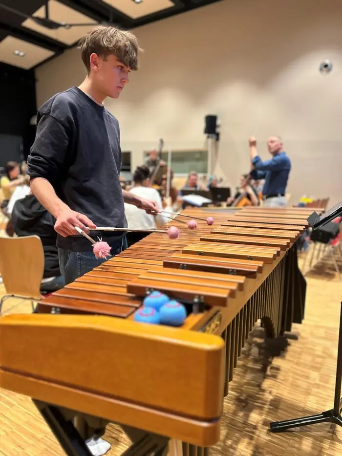 Leonhard Jud brilliert als Solist auf der Marimba