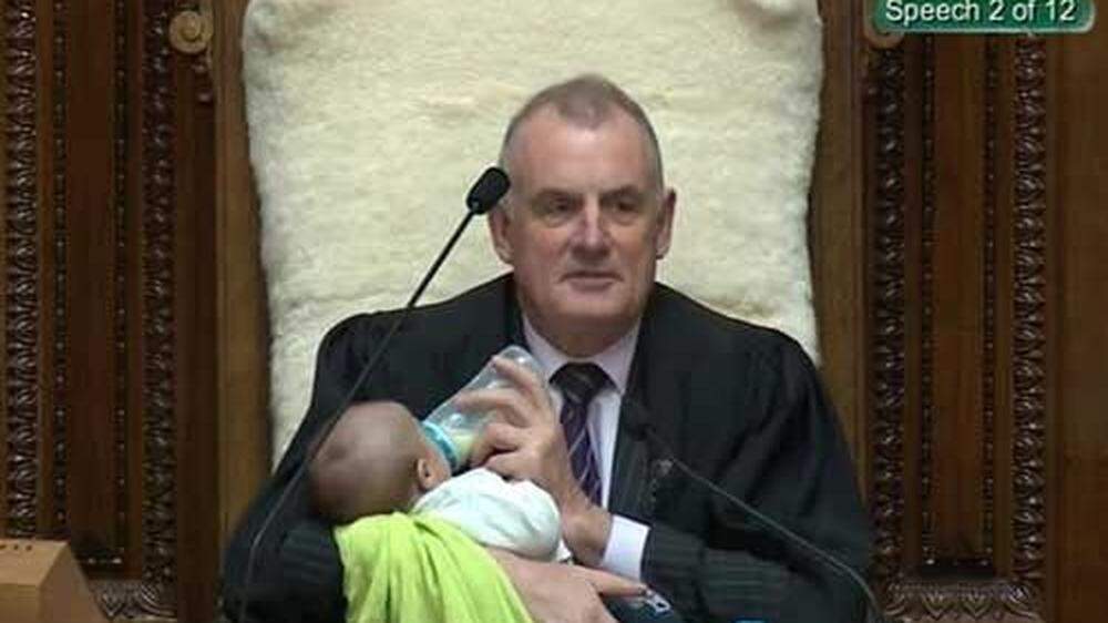 Trevor Mallard fütterte das Baby von Parlamentarier Tamati Coffey