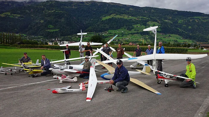 Die Teilnehmer beim Osttiroler Elektroschleppmeeting 2016 auf der clubeigenen Asphaltpiste des Modelfliegerklubs Lienz