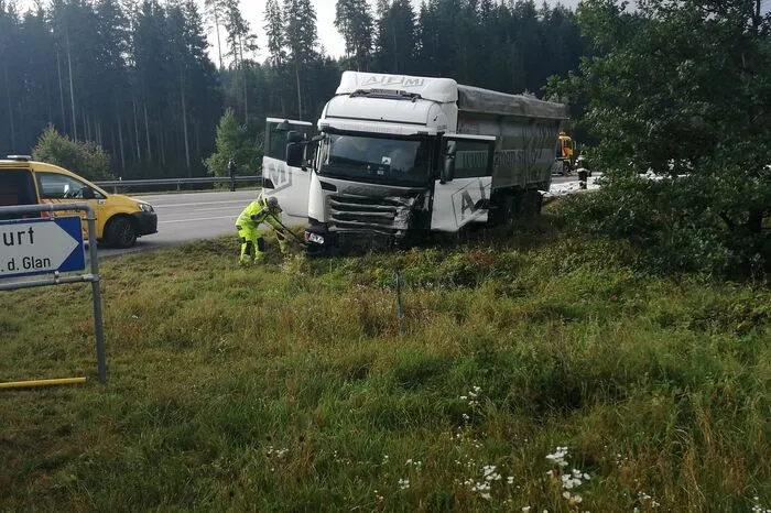 Der Lkw-Lenker wurde ins Klinikum Klagenfurt gebracht.