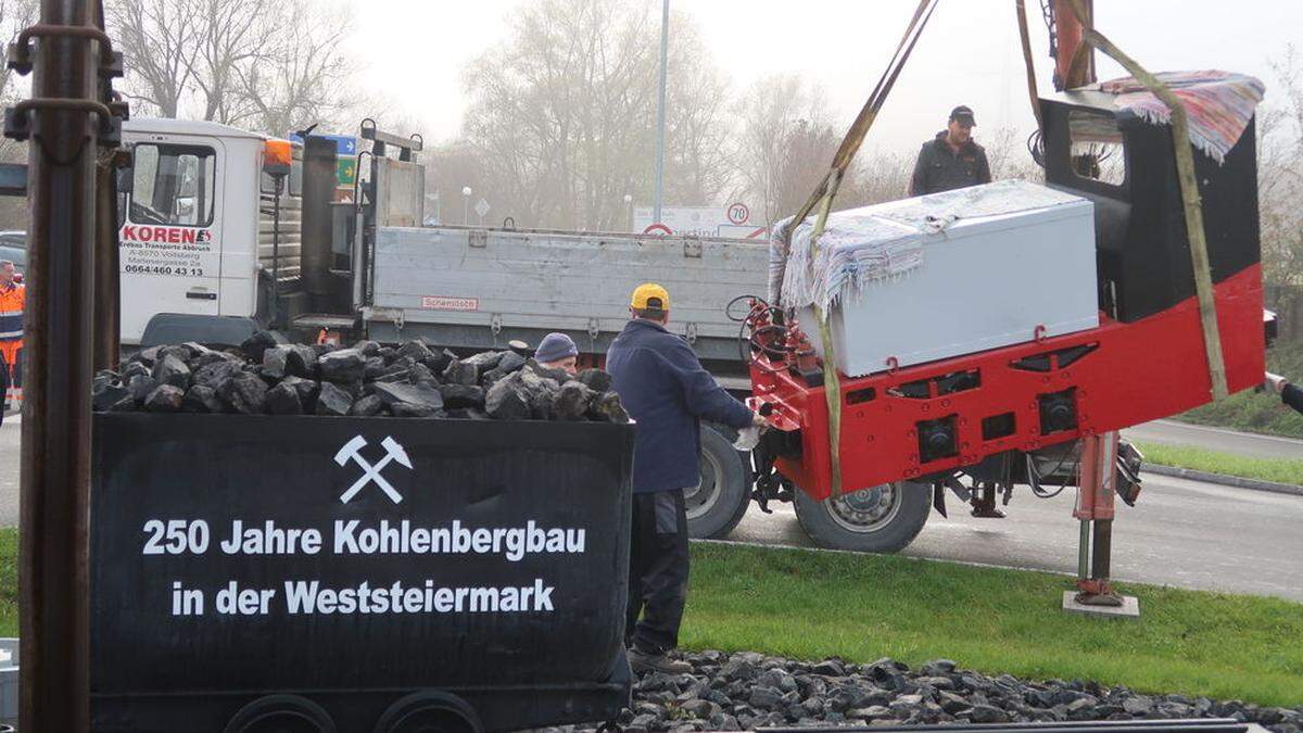 Rund vier Tonnen wiegt die Batterie-Lok, die mithilfe eines LKWs vom Bergbaumuseum zum Kreisverkehr gebracht wurde