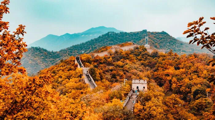 Travelcircus.de hat die weltweit schönsten Herbstwälder aufgespürt. Fazit: Indian Summer klappt nicht nur in Nordamerika. Auf Platz 1 liegen Chinas mystische Wälder rund um die 21.196 Kilometer lange chinesische Mauer.