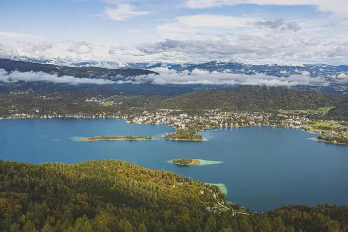 sujet wetter herbst kühl wolkig wörthersee blick auf pörtschach