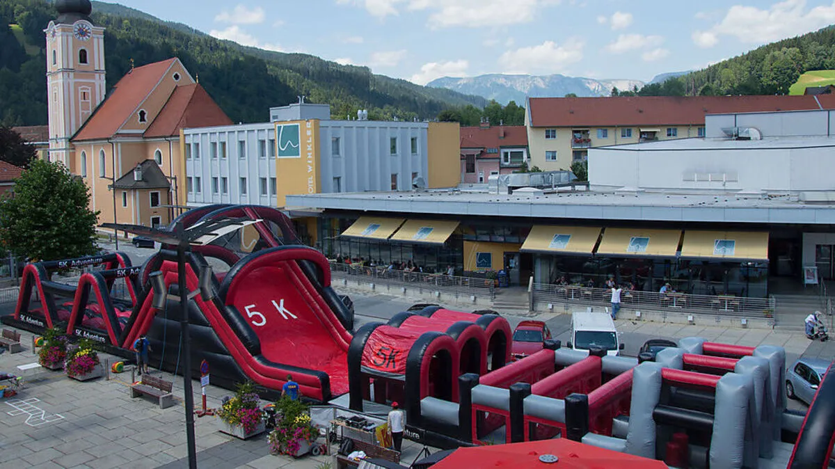 Der Wave Runner am Stadtplatz lädt Kinder und Jugendliche zum Austoben ein.