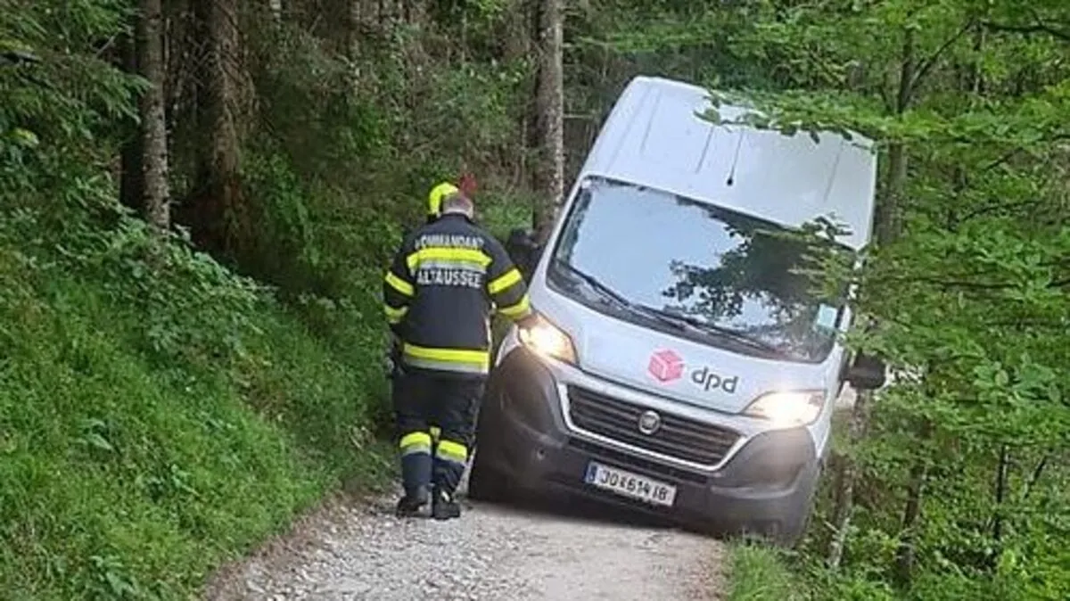 Auf dem schmalen Spazierweg kam der Paketzusteller von der Fahrbahn ab