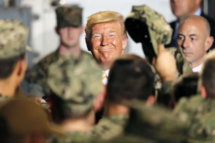 Trump sprach am Dienstag auf dem Schiff vor rund 800 Seeleuten, Piloten und Marines und kündigte an, die Modernisierung der Streitkräfte voranzutreiben.