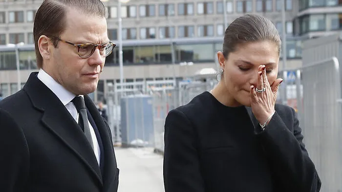 Tränen in der Innenstadt Stockholms: Sichtlich erschüttert besuchten Kronprinzessin Viktoria und ihre Ehemann Daniel von Schweden gestern den Ort des Terroranschlags.