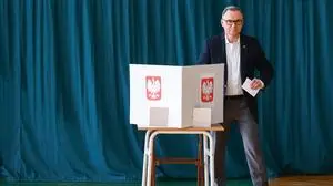 Final Round Of Presidential Elections In Poland Andrzej Duda, the President of Poland, is ready to cast his ballot at a polling station in the final round of the presidential election on June 1st, 2025 in Krakow, Poland. Krakow Poland PUBLICATIONxNOTxINxFRA Copyright: xBeataxZawrzelx originalFilename: zawrzel-finalrou250601_npWj4.jpg