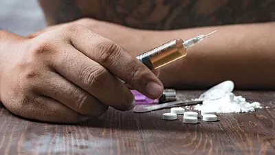 Der Mann hatte ein umfangreiches Angebot an Drogen (Symbolbild)