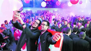 Meistermacher: Michael Tobisch, Berufsweltmeister und Meistercoach mit Goldjäger Sebastian Gruber (re.)