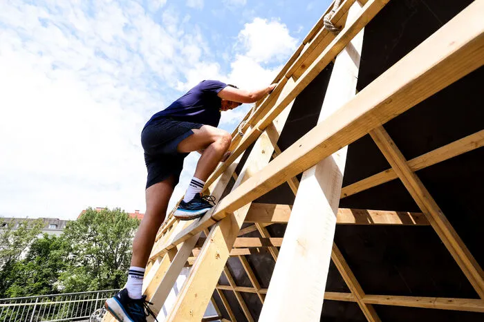 Per Seil geht es die Holzhindernisse hinauf, auf der Rückseite muss man dann Kletterkünste beweisen, um hinunter zu kommen.